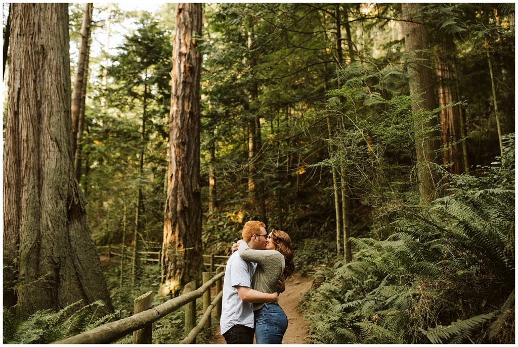 hugging couple forest pacific northwest kelly lemon photography