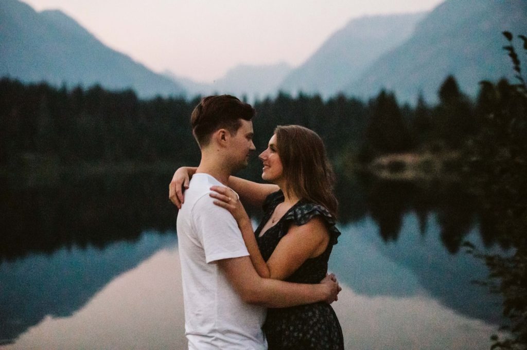 couple-looking-at-each-other-at-elopement-in-snoqualmie-national-forest