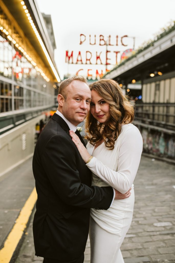 elopement-couple-at-oike-place-market