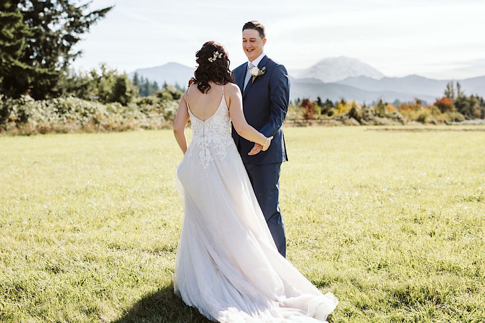 couple's first look at their mt. rainier elopement